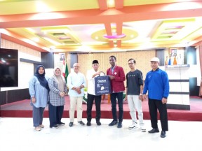 Mahasiswa Teknik UM Sumatera Barat Asal Nigeria Ibrahim Garba Terima Bantuan Laptop dari Badan Wakaf Uang PWM Sumbar